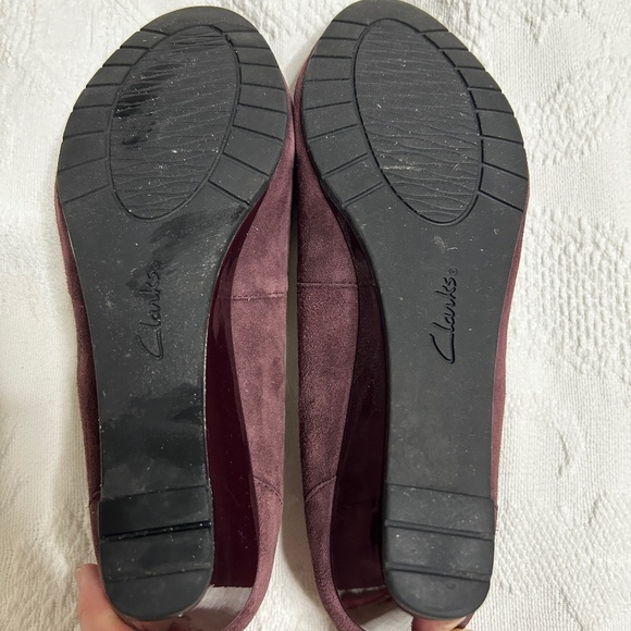 Clarks Women's 6.5 Wide Plum Purple Suede Like Pump Wedding Event Holiday Shoea - Picture 8 of 12